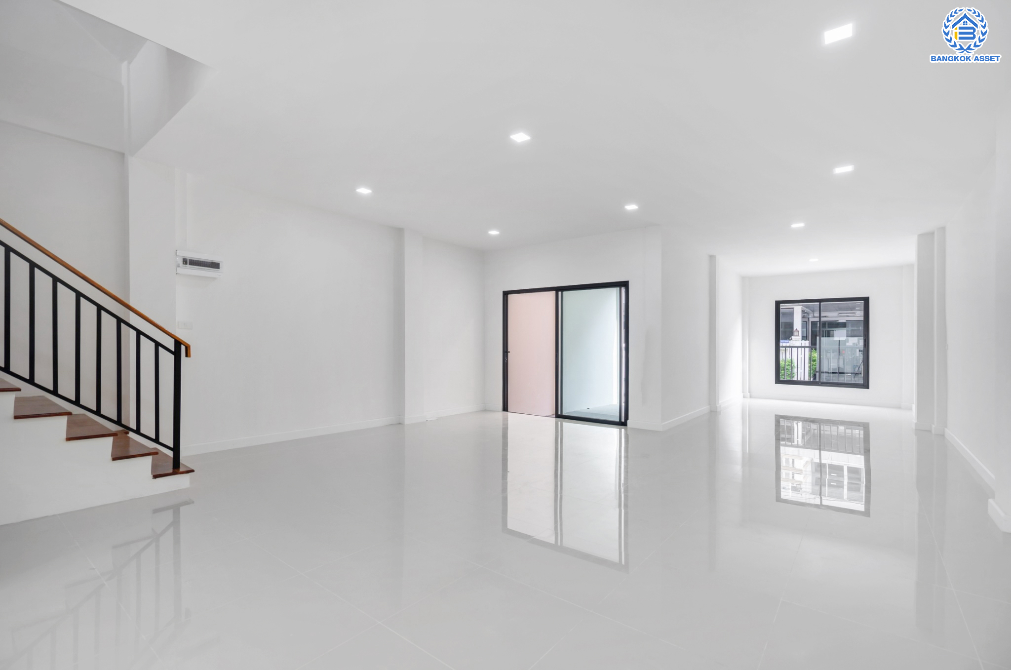 บ้านมือสองตกแต่งใหม่ ม.ยิ่งโอฬาร ดอนเมือง ทาวน์โฮม 3 ชั้น หลังใหญ่ เนื้อที่ 32.2 ตร.ว. ฟังก์ชัน 4 ห้องนอน 5 ห้องน้ำ จอดรถได้ 1 คัน บนทำเลศักยภาพ หน้าโครงการติดถนนวิภาวดี ใกล้สนามบินดอนเมือง ฟิวเจอร์พาร์ครังสิต, ม.รังสิต จุดขึ้นทางด่วน และรถไฟฟ้าสายสีแดง "สถานีดอนเมือง"